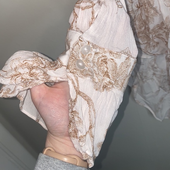 🦋Sheer button-up flower patterned long sleeved top! - Picture 8 of 8